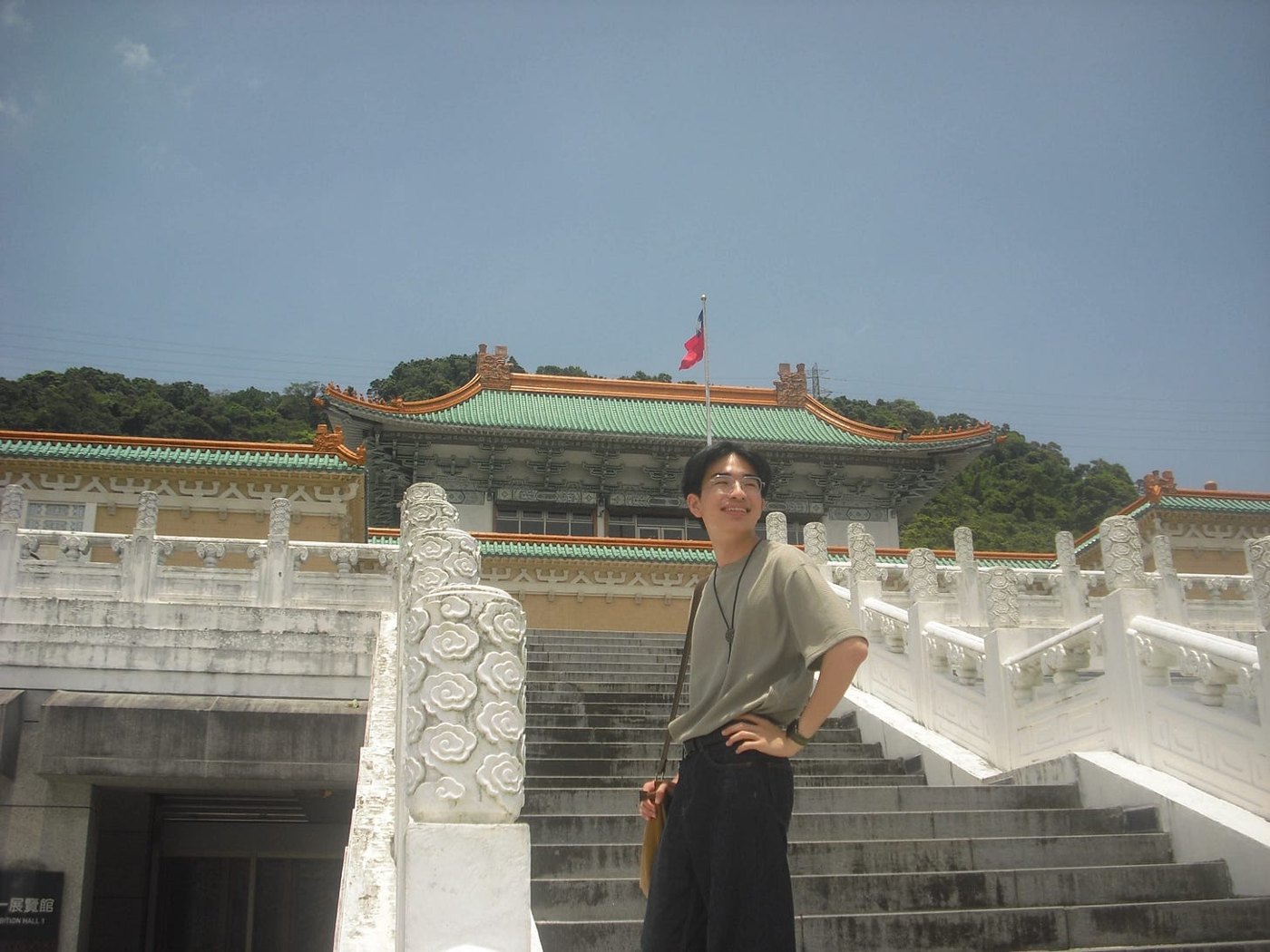 〈生命經驗的開發者〉公開文章首圖，一人站在國立故宮博物院建築前的階梯上。